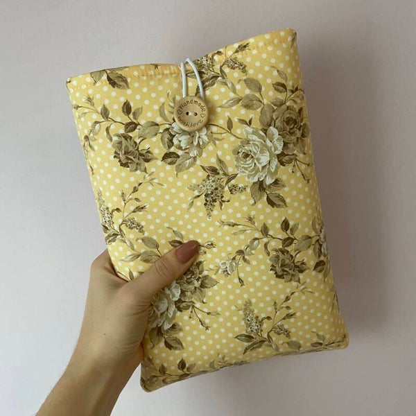 Funda literaria lunares amarillos con flores