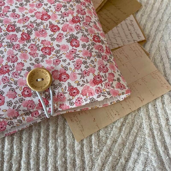 Funda literaria flores rojas y rosas