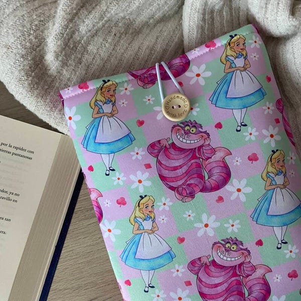 Funda literaria en el país de las maravillas