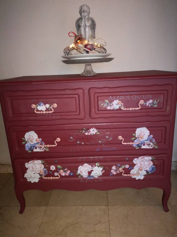 Mooie commode in wijnrood