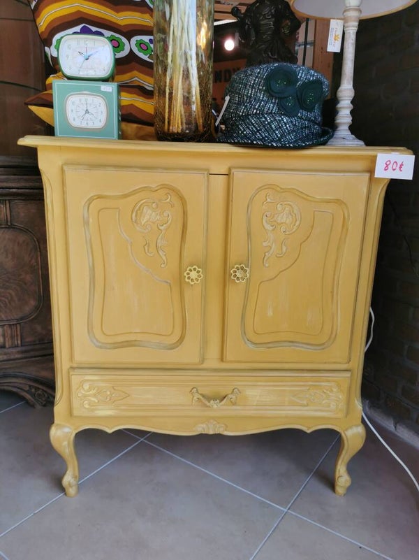 Oker kleurige Queen Anne commode