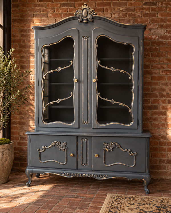 Stoere zwarte Louis quinze vitrine