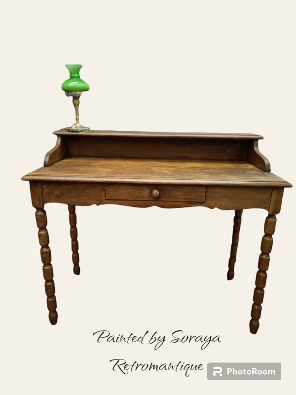 Gerenoveerde schrijftafel uit oude Gentse school