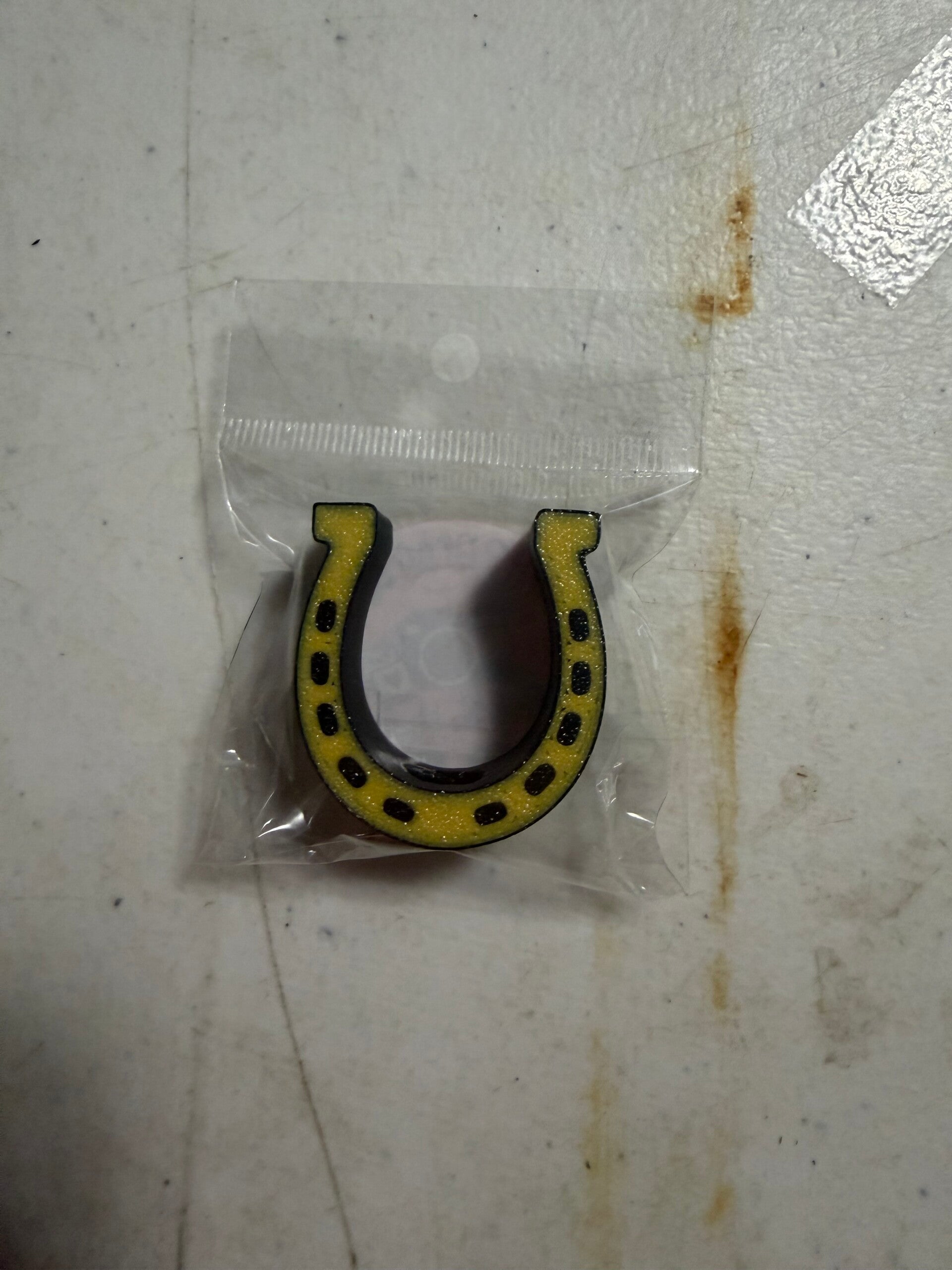 Horse shoe straw topper