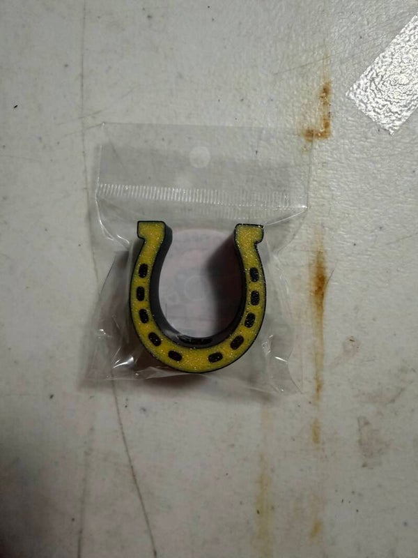 Horse shoe straw topper