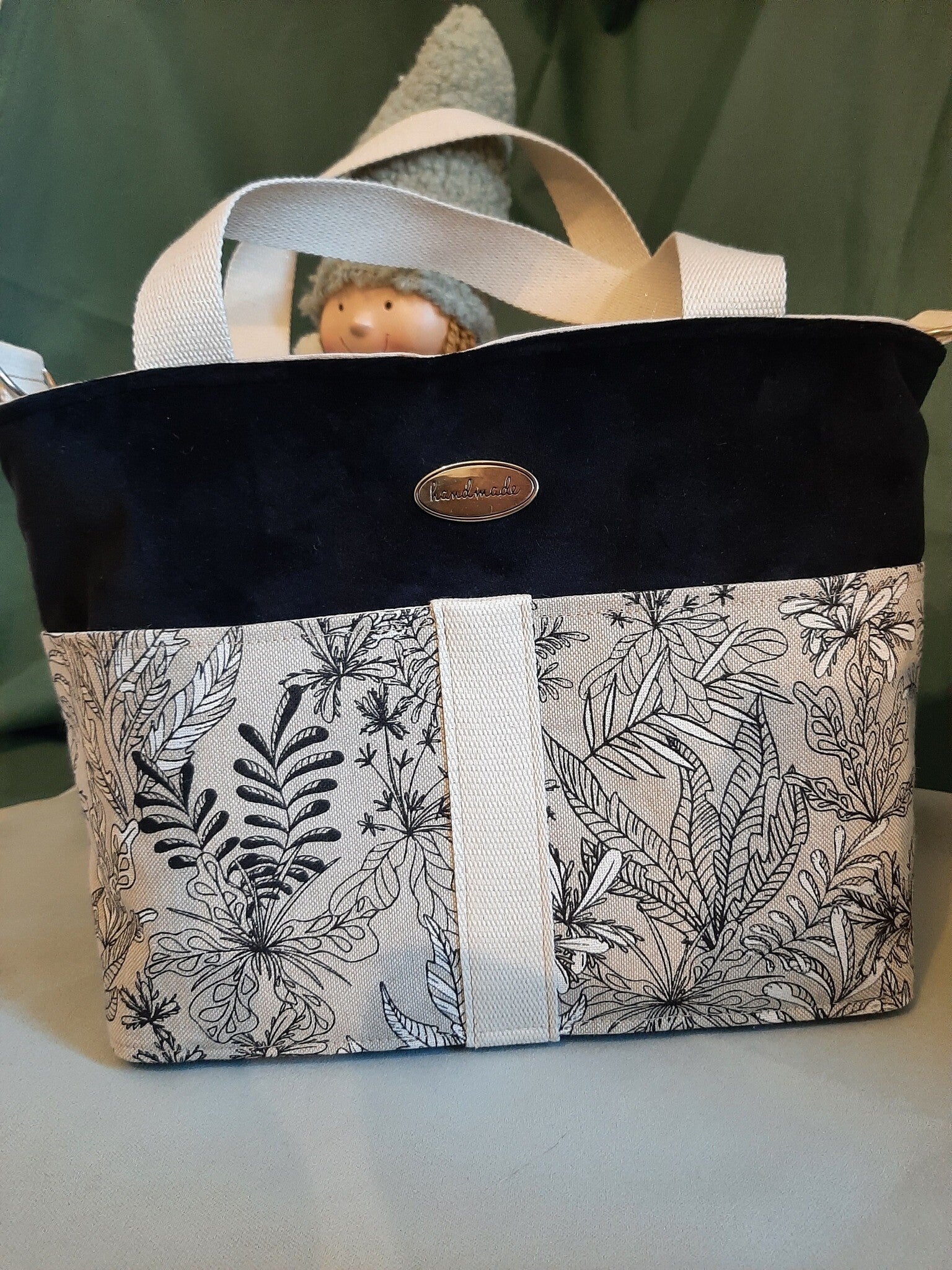 Le sac au feuillage noir