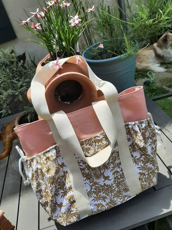 Le sac avec le Rose et la dorure