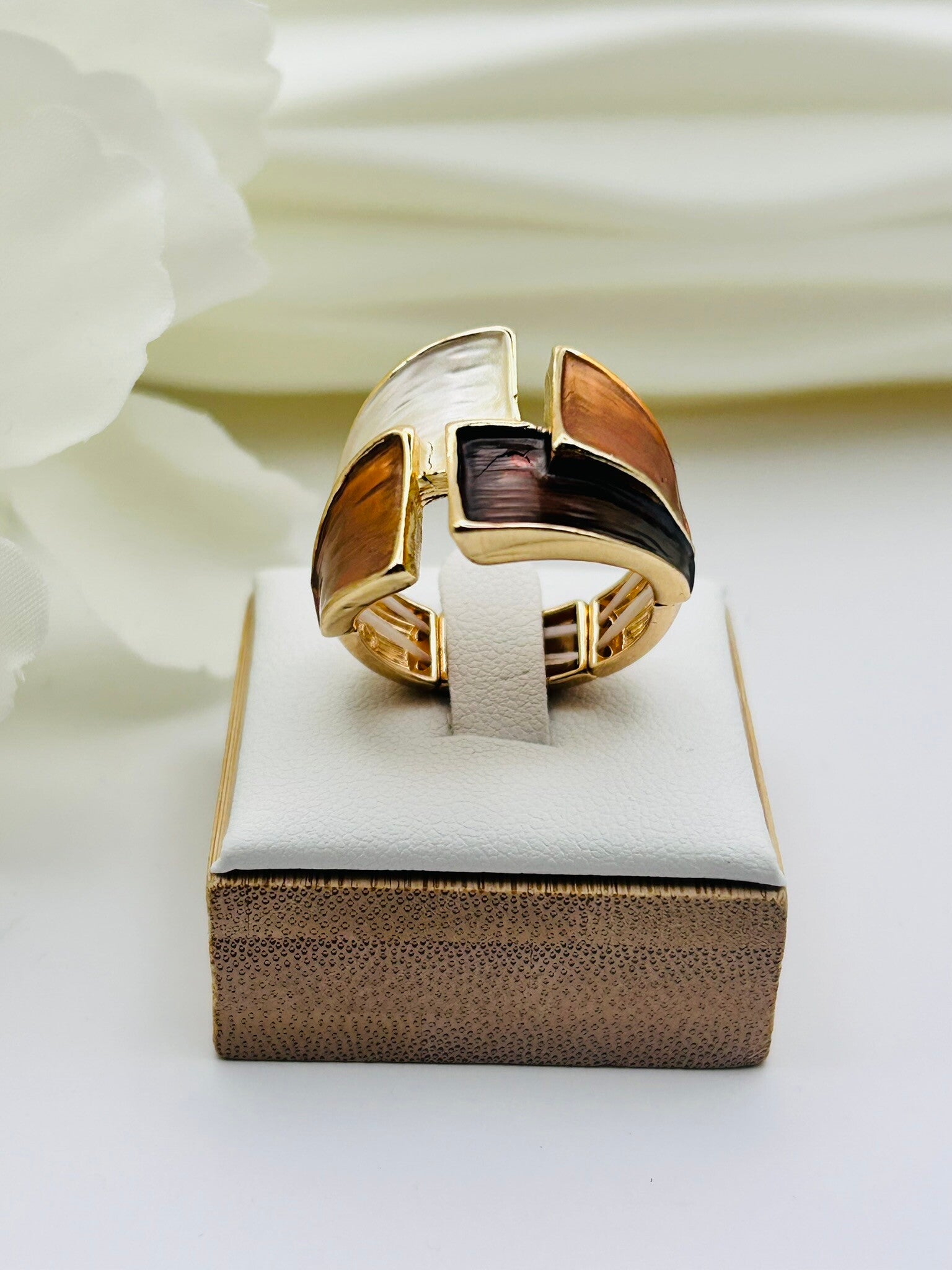 Bague ajustable géométrique dorée aux nuances marron