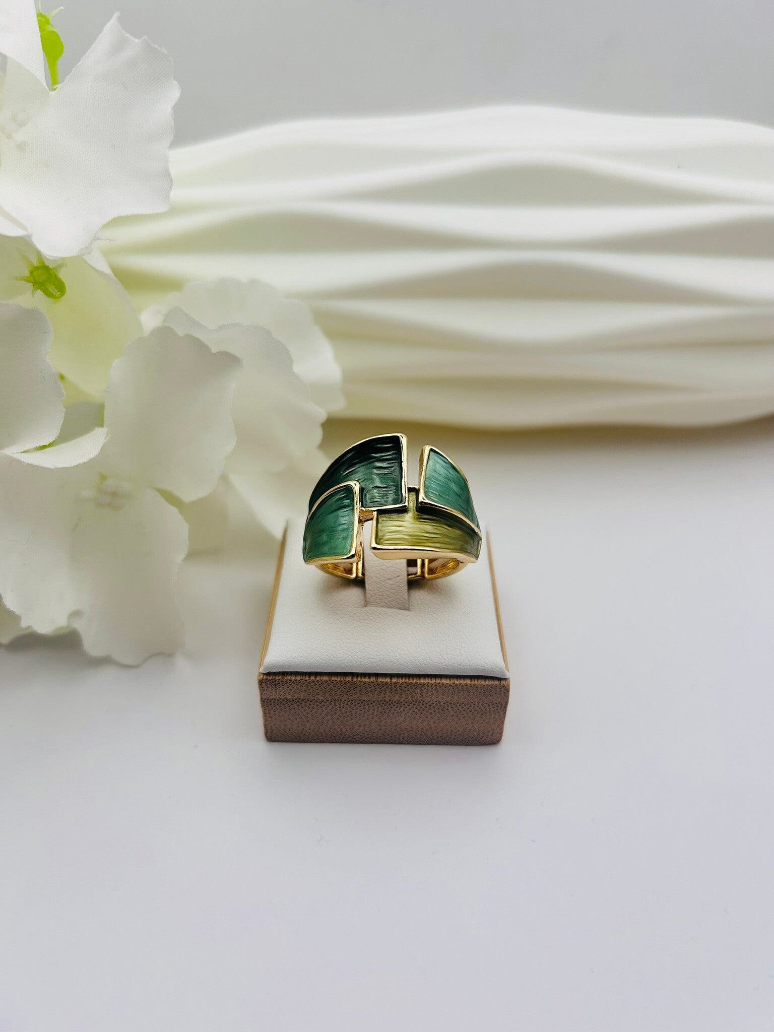 Bague ajustable géométrique dorée aux nuances vert