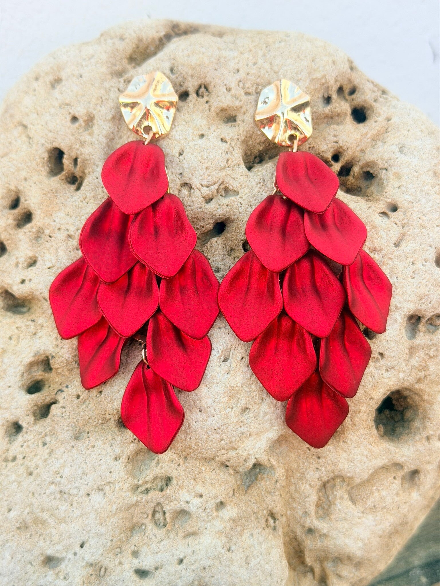 Boucles d’oreilles à pampilles en forme de pétales rouge