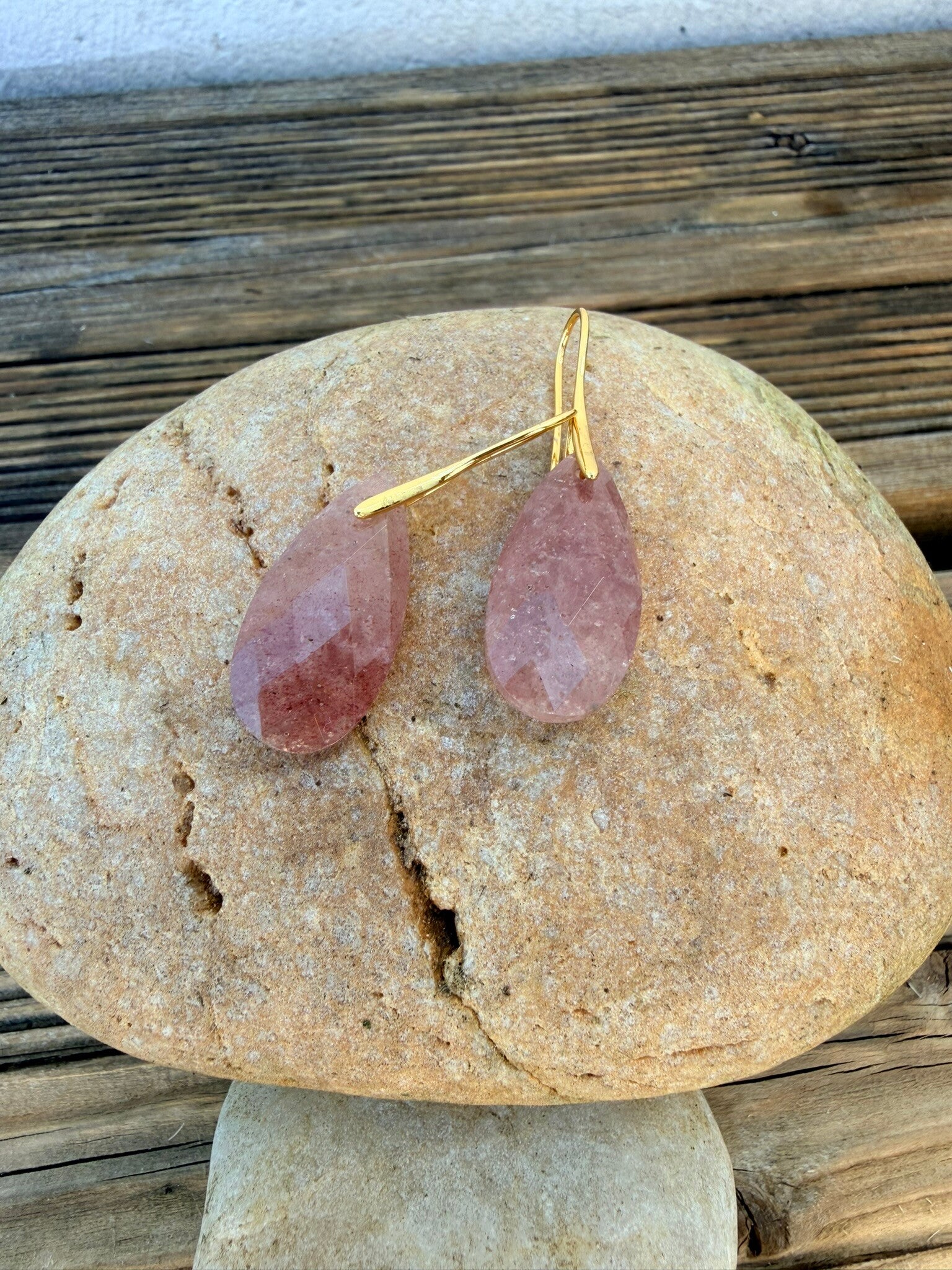 Boucles d’oreilles pendantes en quartz cerise