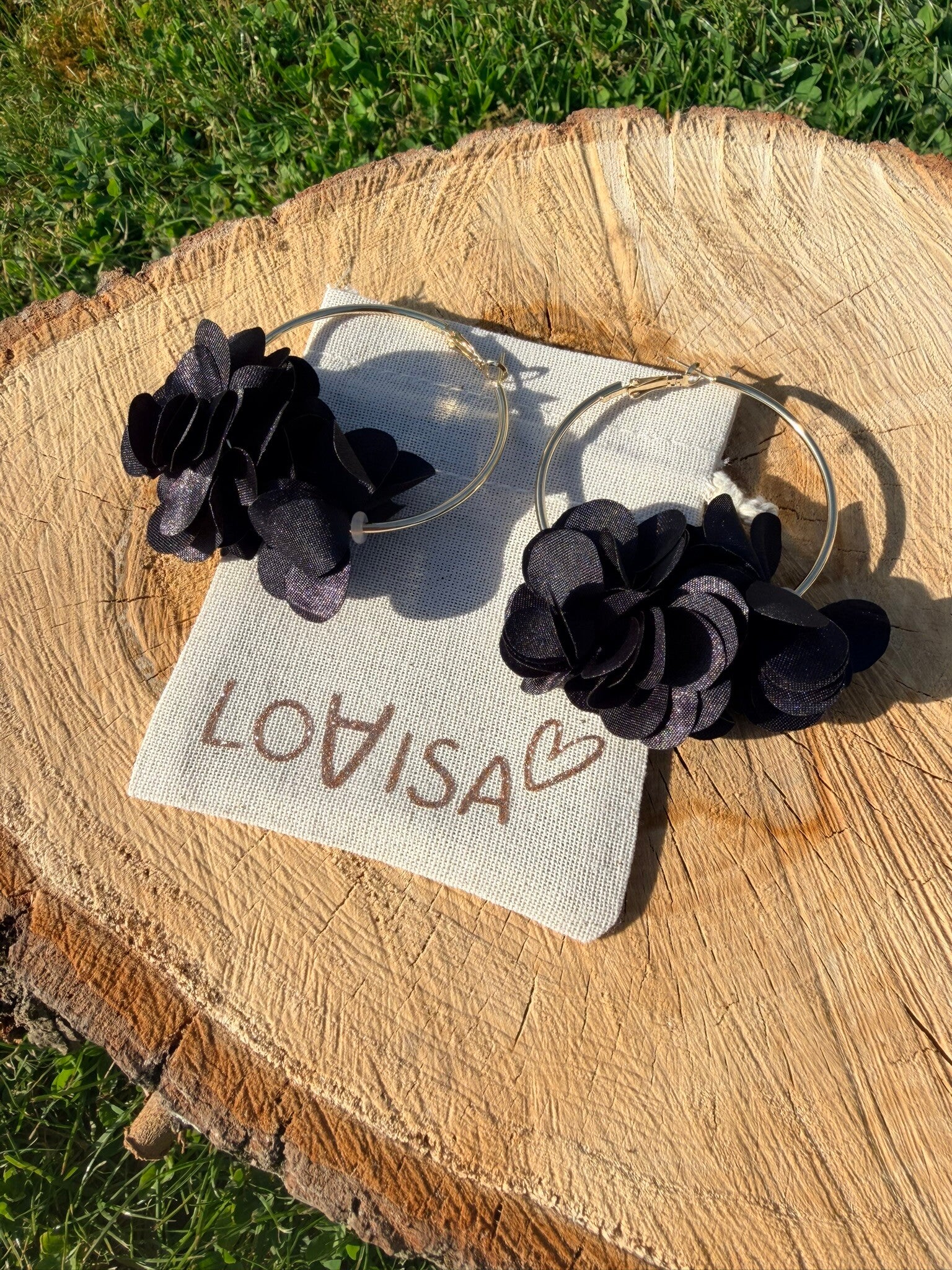 Boucles d’oreilles créoles dorées avec pompon noir