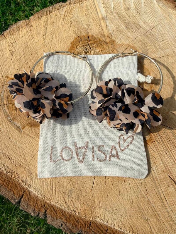 Boucles d’oreilles créoles dorées avec pompon léopard