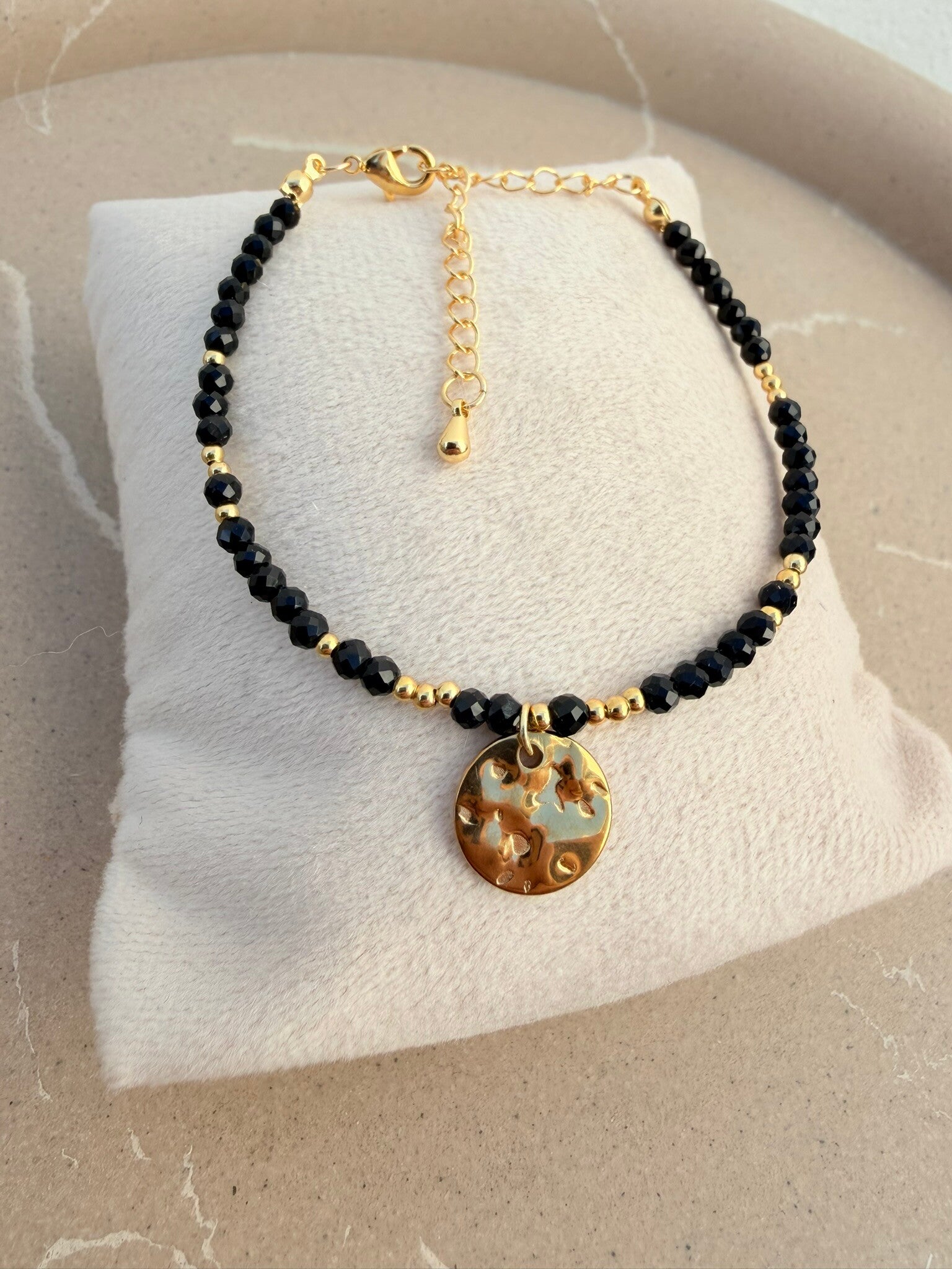 Bracelet Perlé Noir & Doré – Élégance Minimaliste