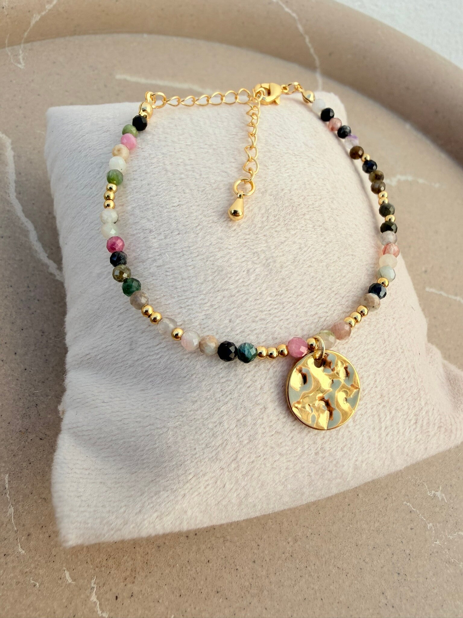 Bracelet Perlé Multicolore & Doré – Douceur et Élégance