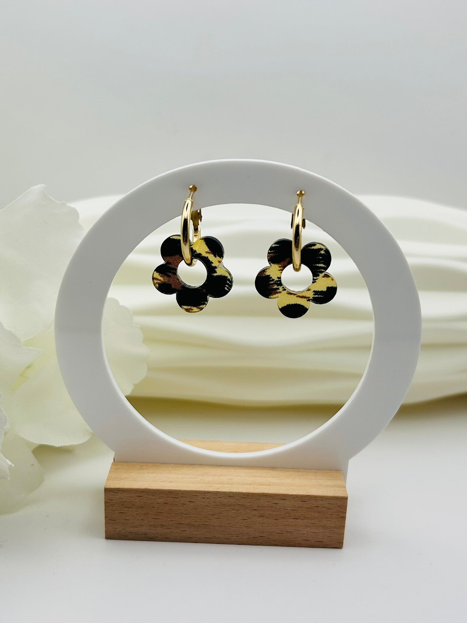 Boucles d’oreilles petites fleurs beige et noire