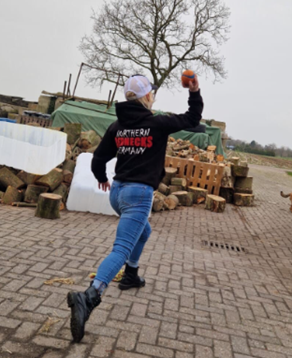 Premium Hoodie mit Northern Rednecks Logo