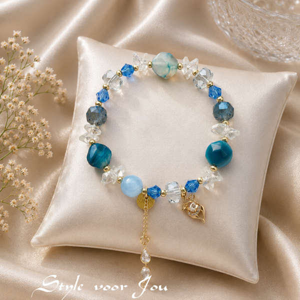 De LOVELY STONES-collectie, vervaardigd van messing van de hoogste kwaliteit, blauwe agaat en bergkristal.