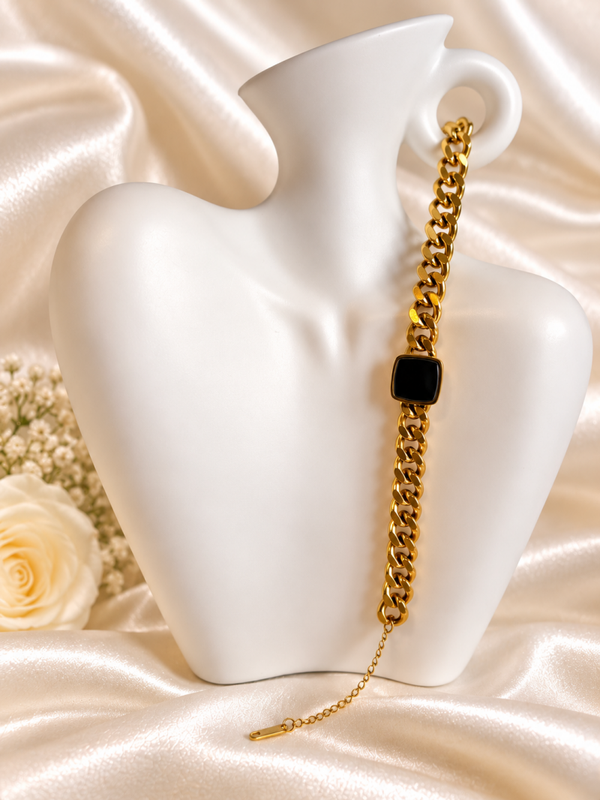 Gouden Schakelarmband met Zwart Vierkant Detail – Moderne Elegantie