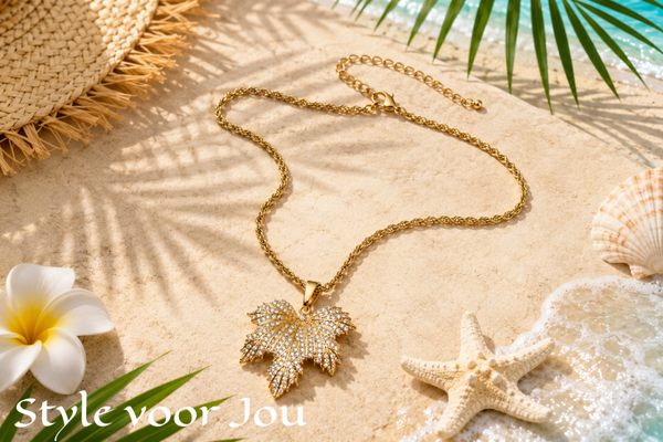Unieke ketting met een opvallend esdoornblad bezet met sprankelende zirkonia✨