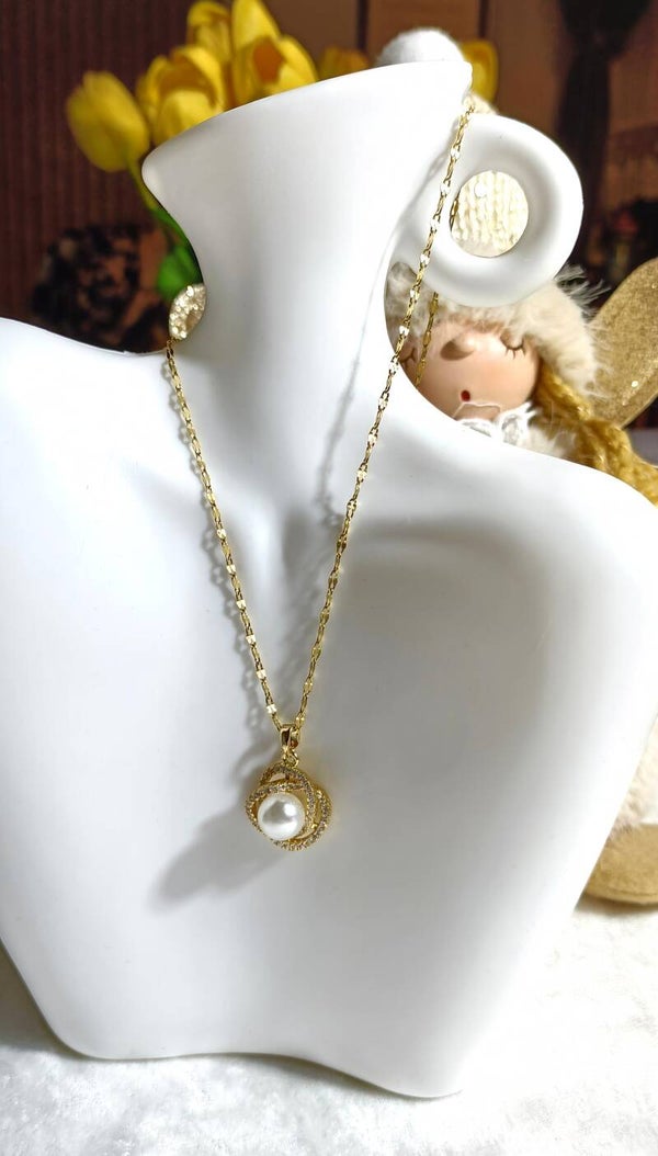 Gouden ketting met een parel en zirkonia's.