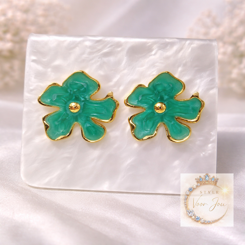 Opvallende oorbellen in bloemvorm met een frisse groene kleur en gouden details ✨