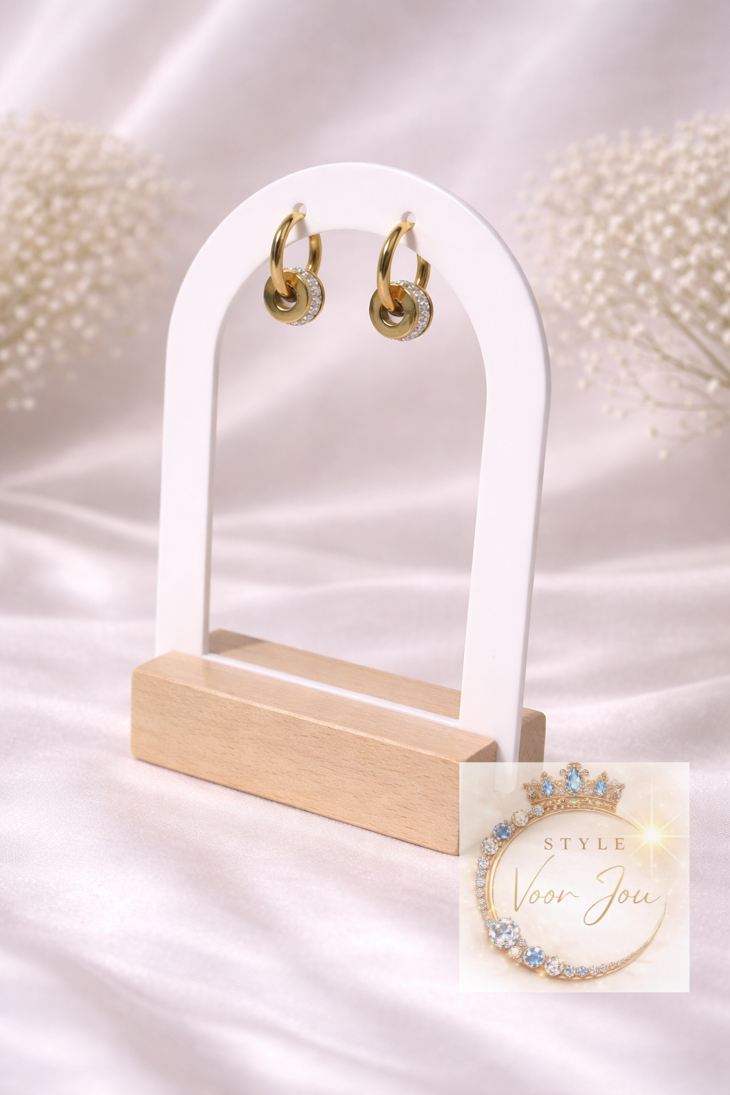 Elegante goudkleurige oorbellen met subtiele hanger