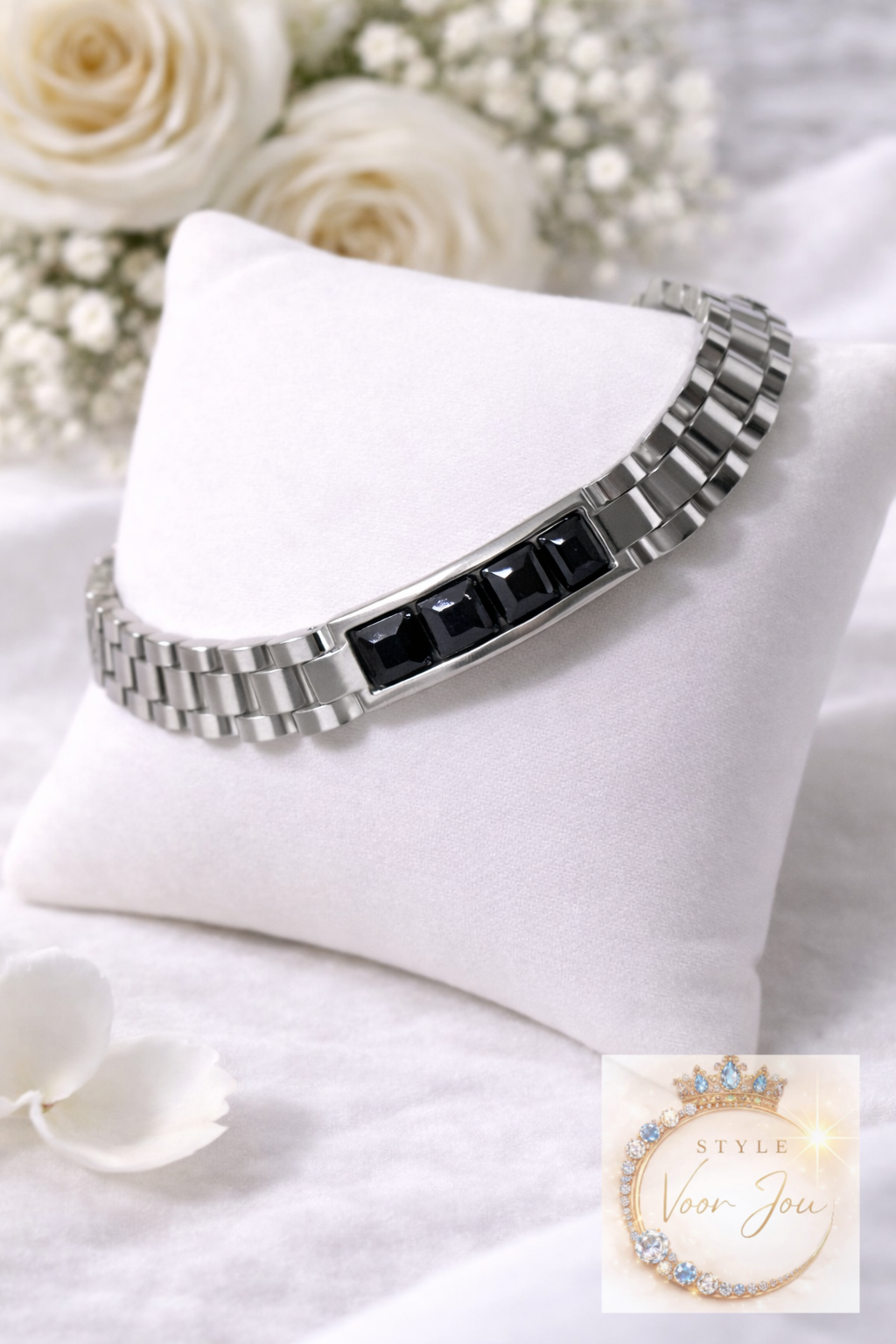 Stijlvolle armband in zilverkleur met een modern design