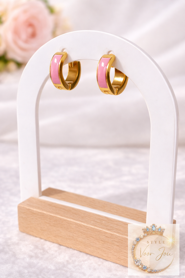 Stijlvolle oorbellen in goudkleur met roze detail