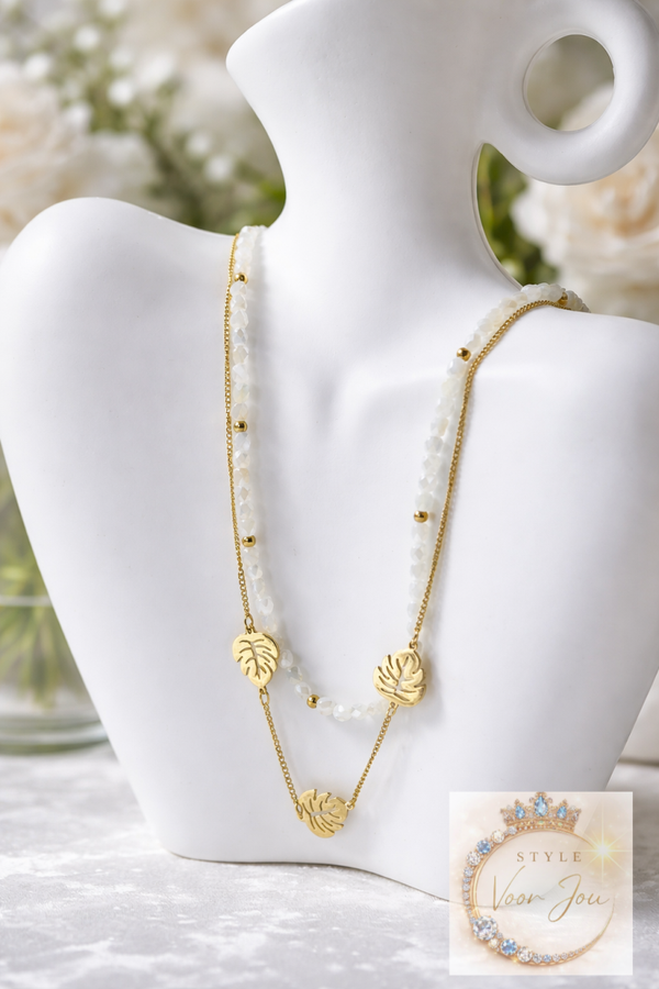 Elegante ketting met witte kralen en gouden blaadjes