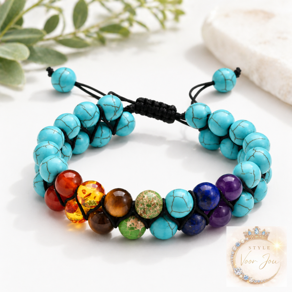 Opvallende armband met turquoise natuurstenen en kleurrijke chakra kralen
