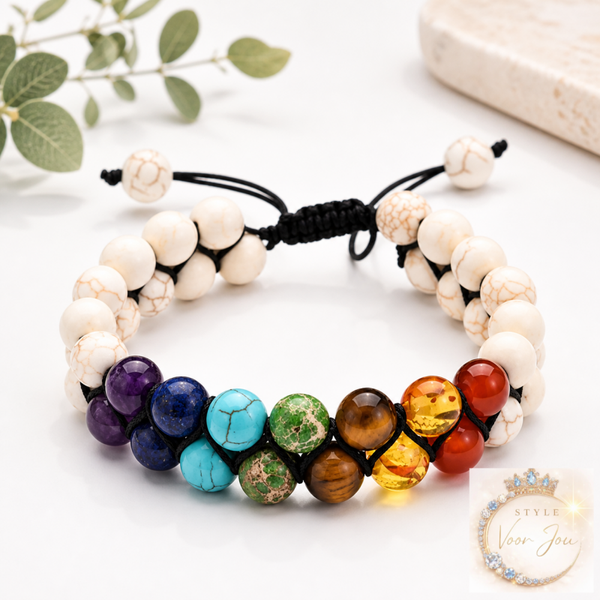 Elegante armband met lichte natuurstenen en kleurrijke chakra kralen
