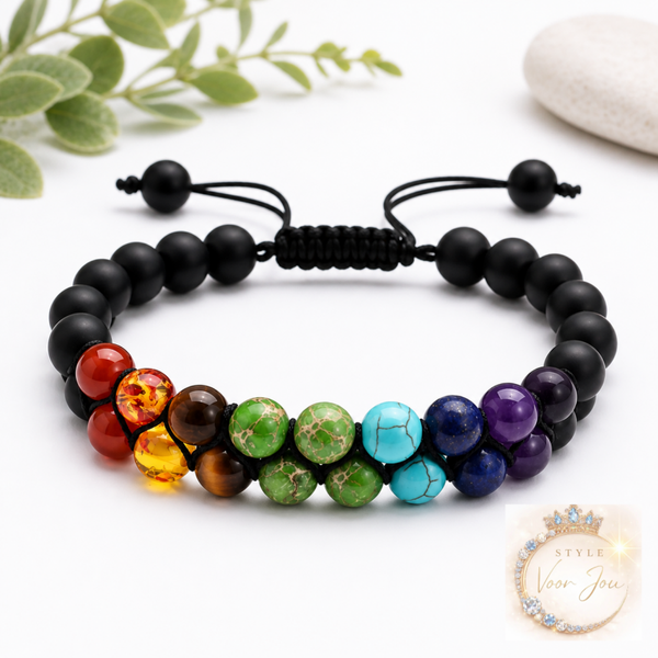 Elegante zwarte armband met natuurlijke chakra stenen die balans en positieve energie ondersteunen