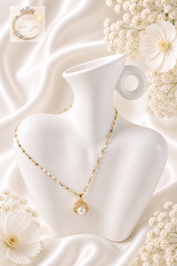 Gouden ketting met een parel en zirkonia's.