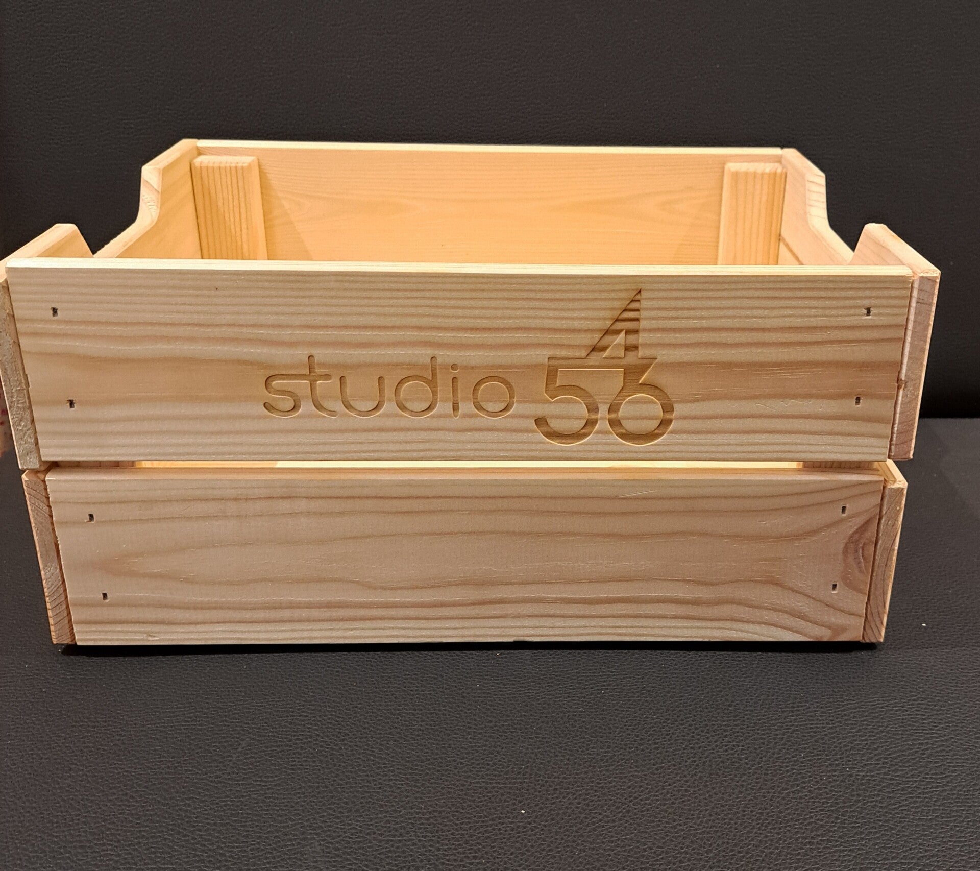 Bedrijfslogo op een houten krat