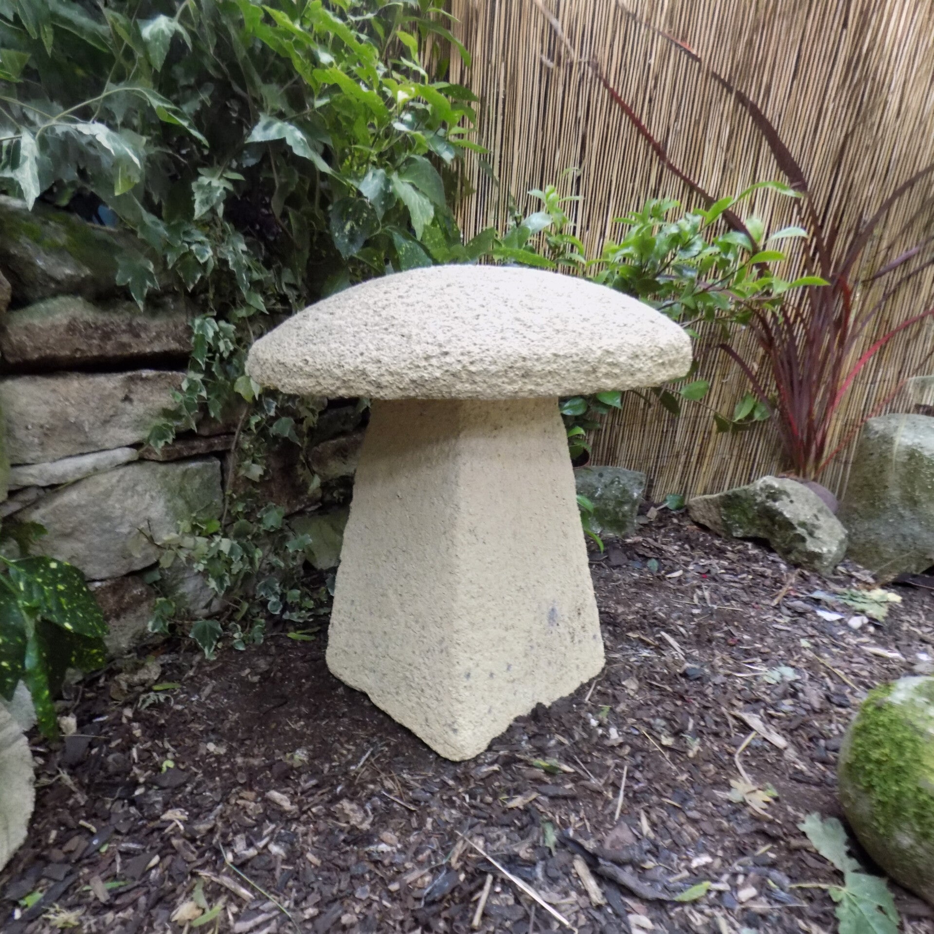 Cotswold Staddle Stone G
