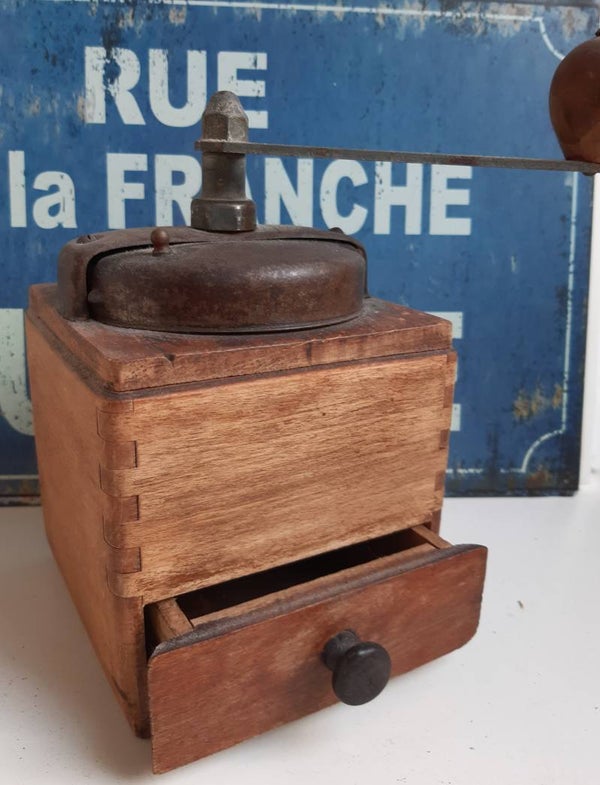 Franse Brocante kleine houten koffiemolen