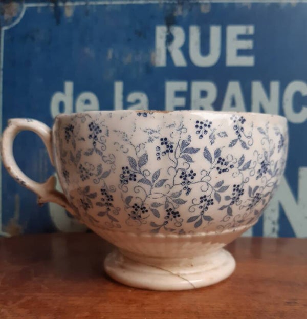 Mooie hele oude Franse Brocante kop met oor met prachtig blauw motief