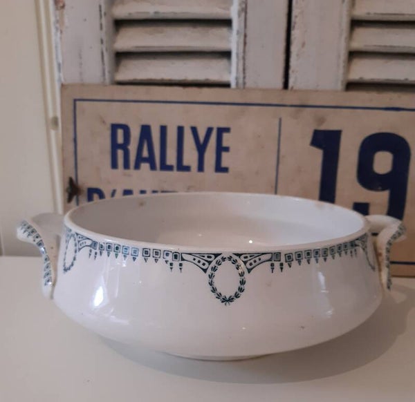 Franse Brocante schaal /terrine, gestempeld st. Amand. Wit met blauw motief.