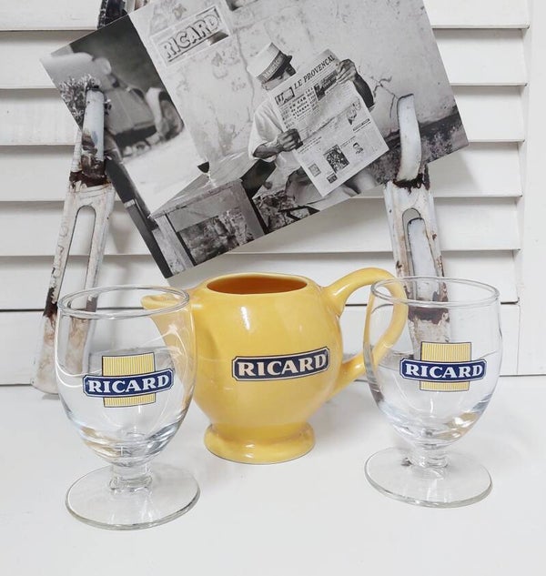 Set geel aardewerk RICARD kannetje met 2 kleine RICARD ballonglazen carre jaune