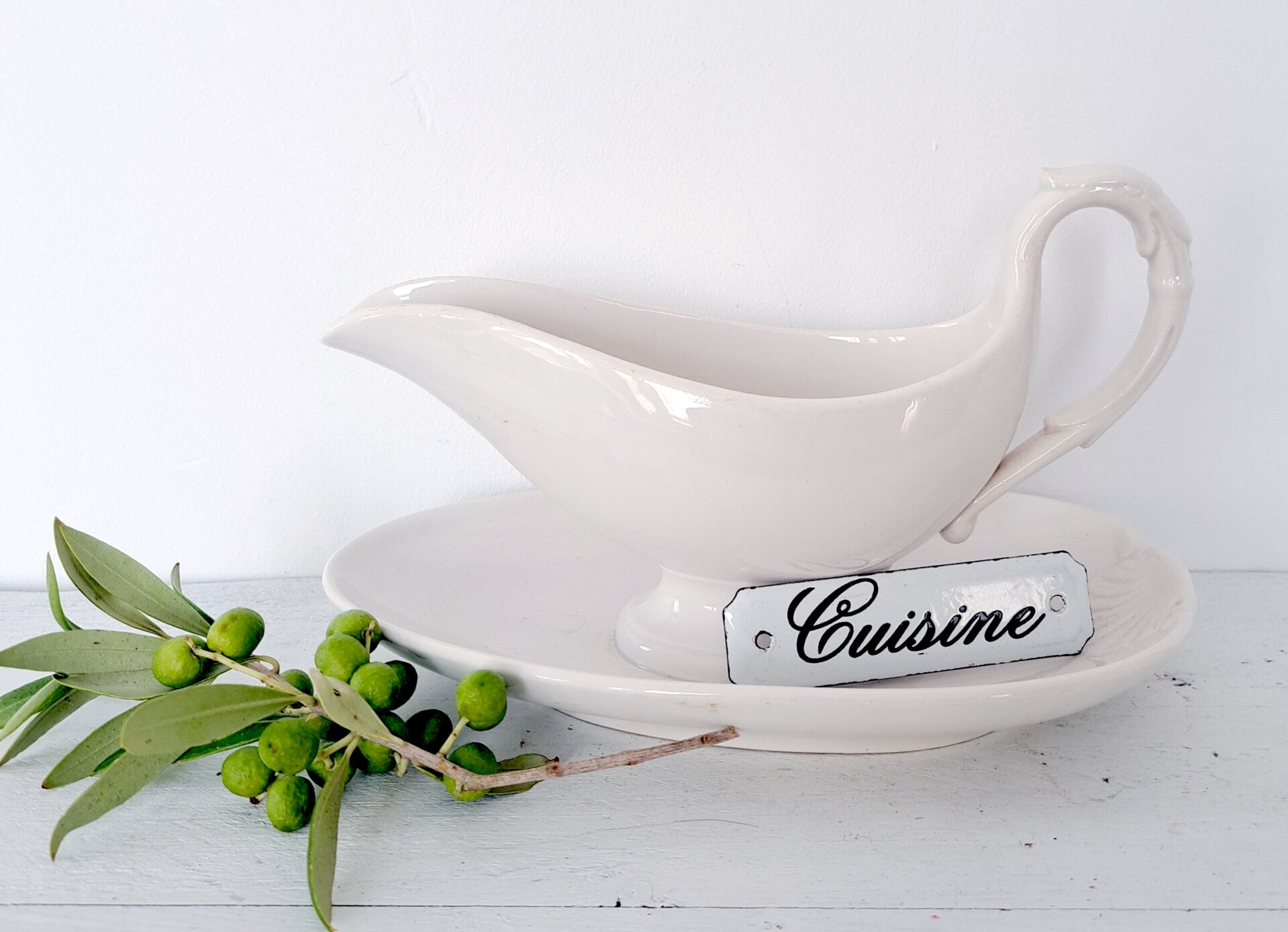 Hele mooie Franse Brocante sauskom gestempeld SARREGUEMINES ET DIGOIN