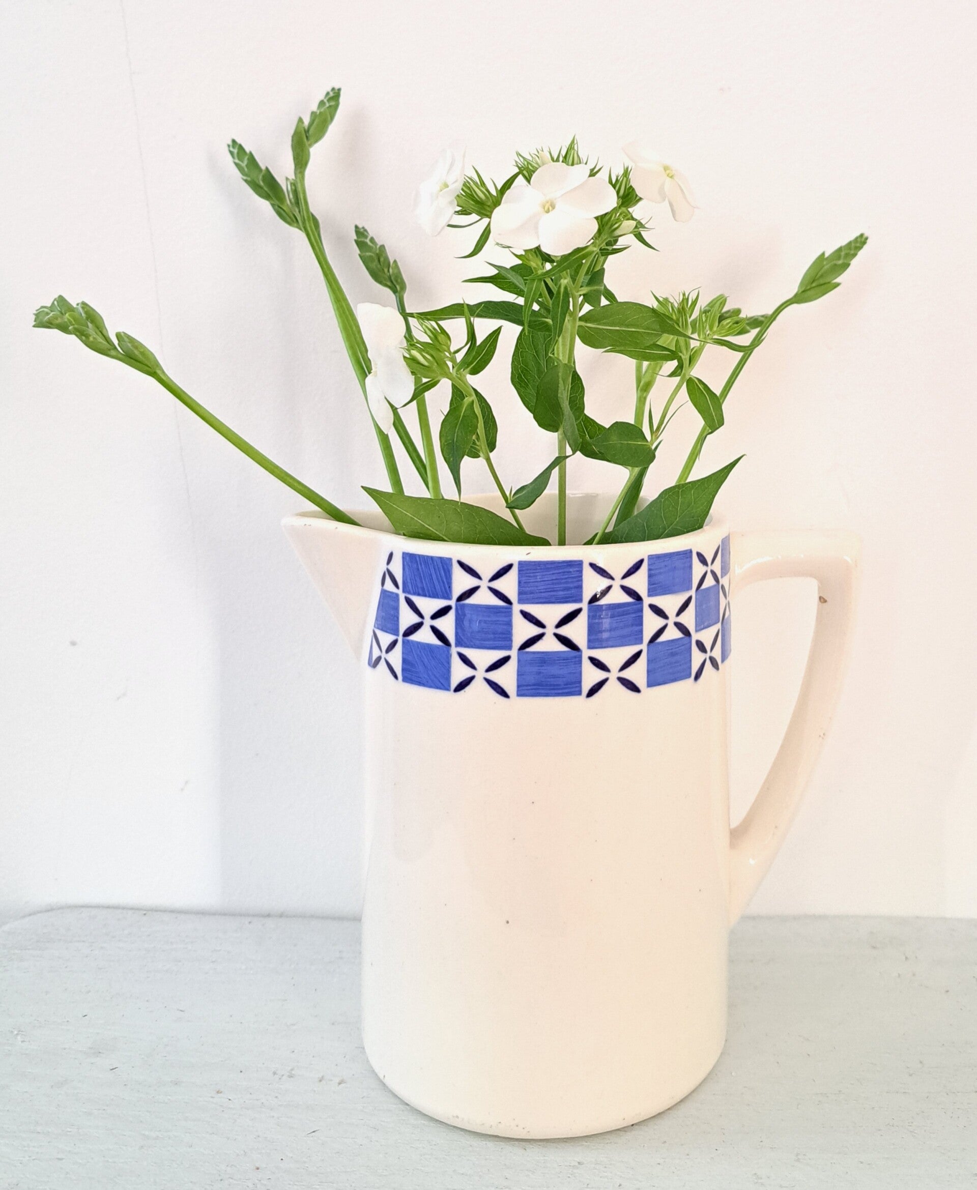 Franse aardewerk kan,wit met blauw/wit en donkerblauw motief/groot