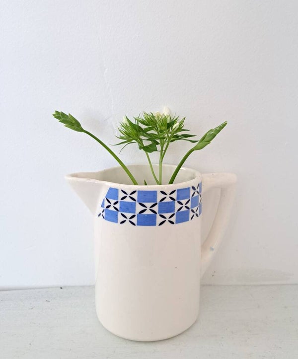 Franse aardewerk kan met blauw/wit en donkerblauw motief/klein