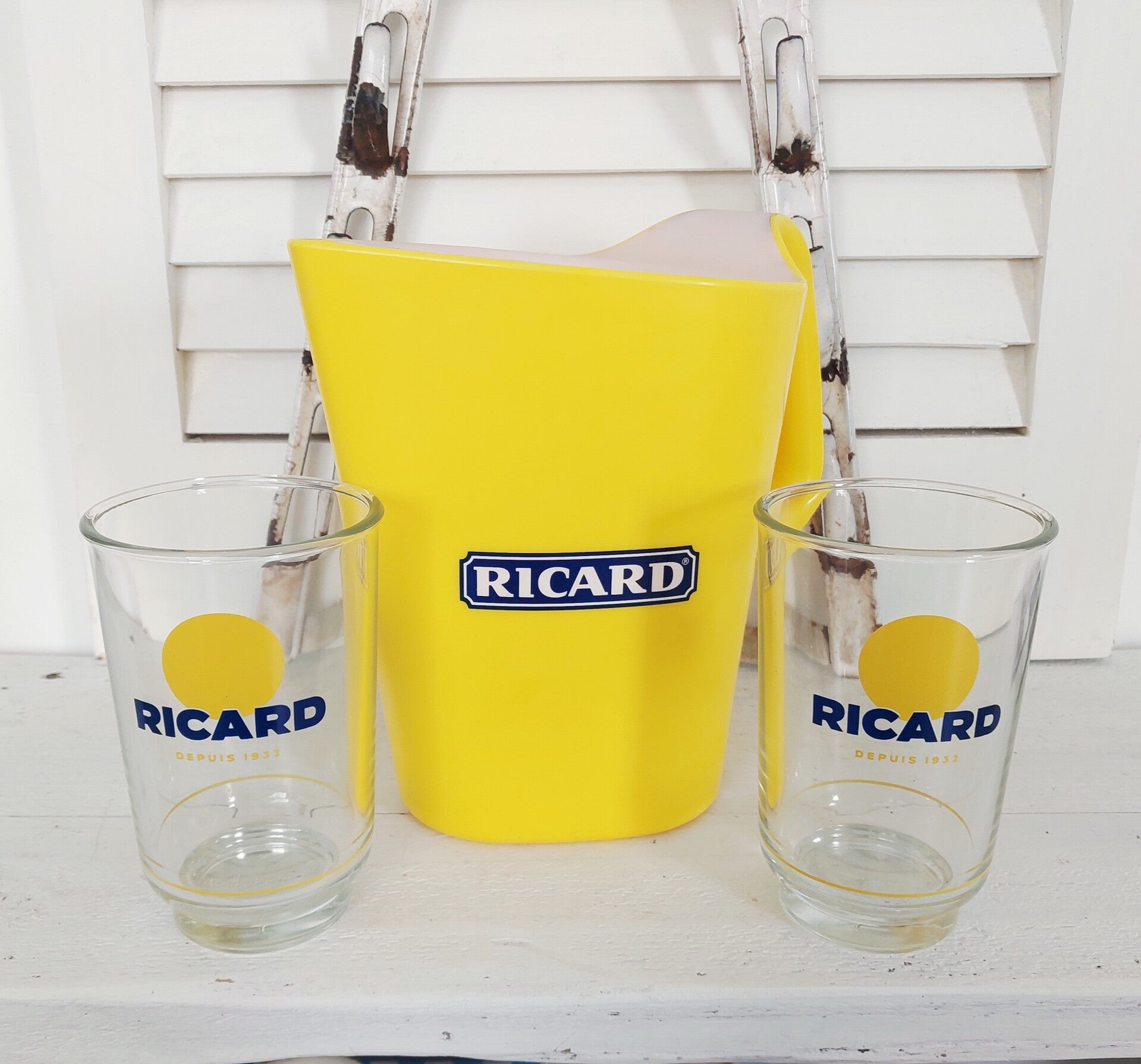 Leuke zomerse set plastic RICARD kan met 2 ALLONGE RICARD glazen