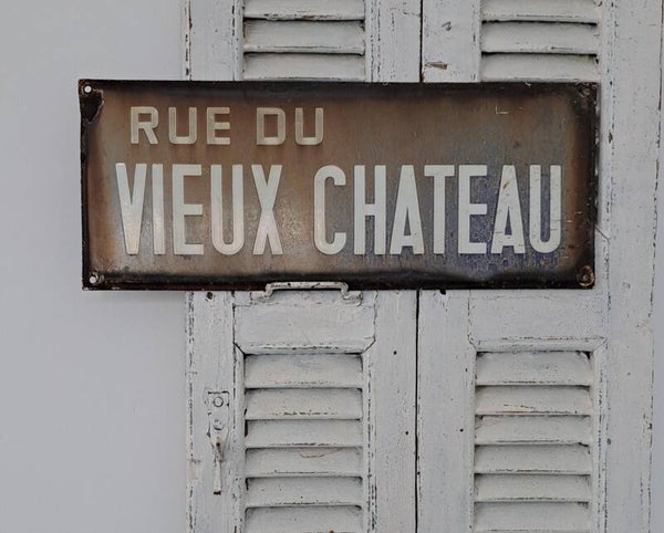Mooi oud gepatineerd Frans straatnaambord RUE DU VIEUX CHATEAU [211225]