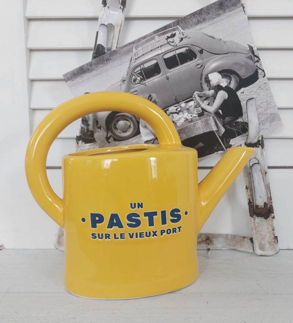 Leuke vrolijke aardewerk gieter un PASTIS  sur le vieux port [24526]