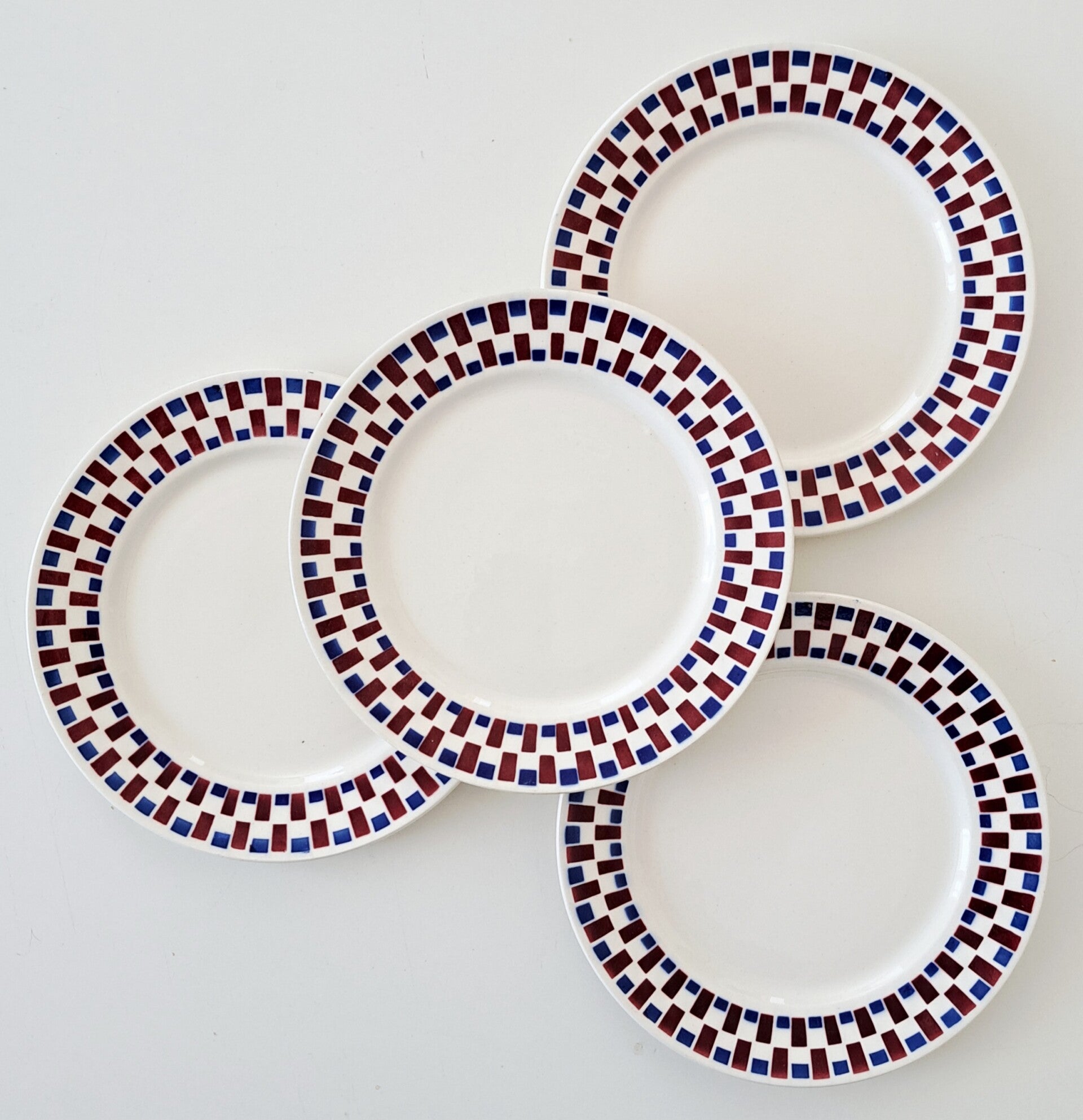 Set van 4 witte blauw/rood geblokte Franse borden gest. Joubert  [22226]