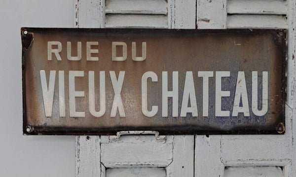 Mooi oud gepatineerd Frans straatnaambord RUE DU VIEUX CHATEAU [211225]