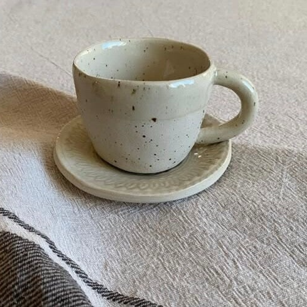 kleine Tasse mit Unterteller