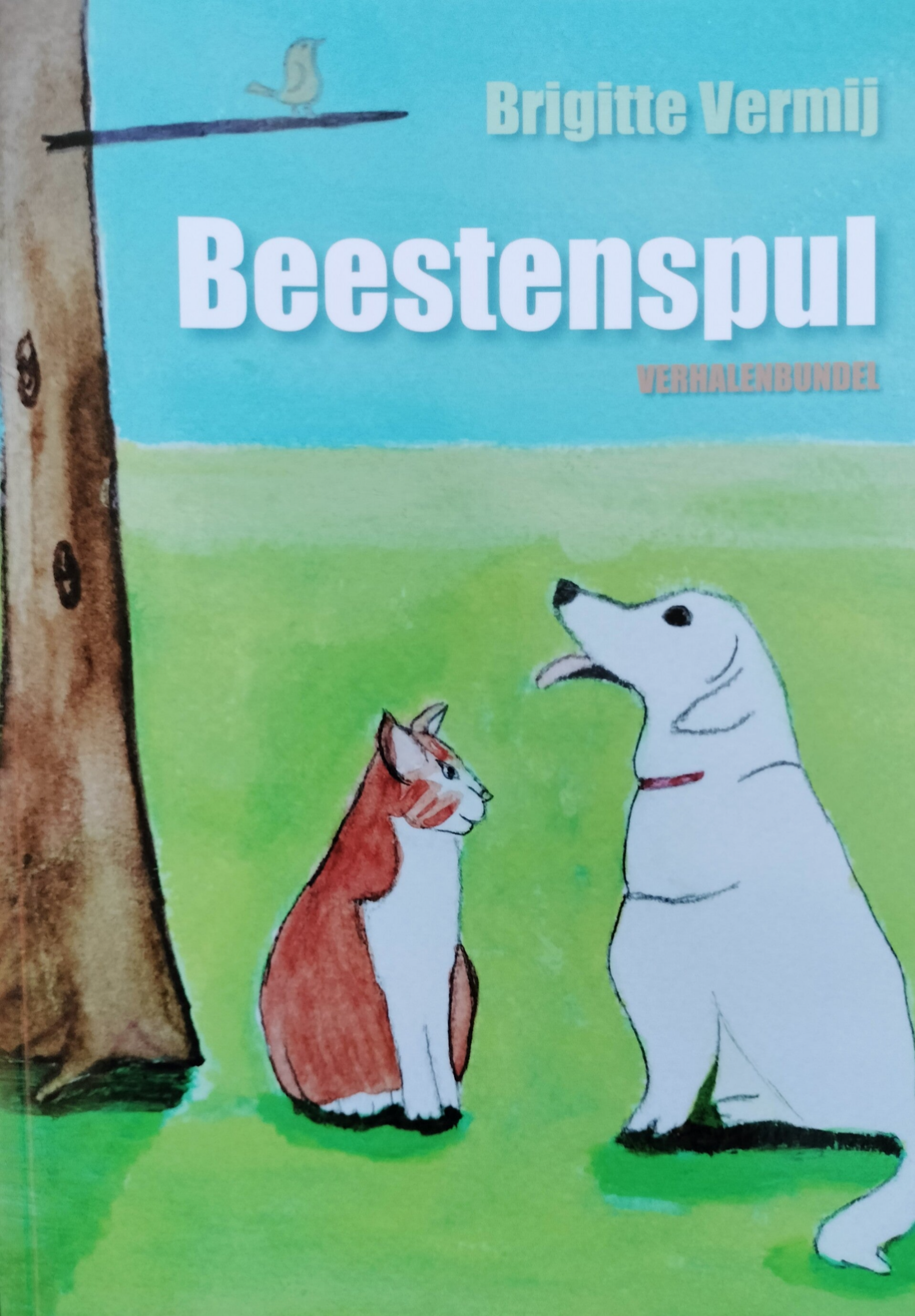 Kat Sparky en hond Manja bij een boom in het groen